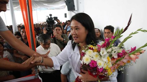  La candidata a la presidencia de Perú, Keiko Fujimori, participa hoy, martes 10 de mayo de 2016, de un acto proselitista en el populoso distrito limeño de San Juan de Lurigancho (Perú). Fujimori aseguró a los medios locales que no rehuye de debatir con Kuczynski en el norte de Perú mientras se trate del único debate que el Jurado Nacional de Elecciones (JNE) organizará antes de los comicios del 5 de junio. Foto: EFE 