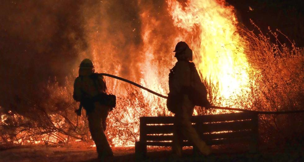 Incendio forestal en la localidad de Calabasas, en Los Ángeles.