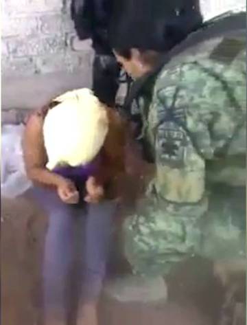 Imagen del video de tortura por parte del Ejército difundido en redes sociales en abril pasado.