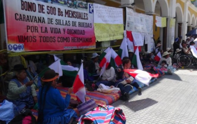 Personas con discapacidad amenazan con enterrarse vivas en Cochabamba
