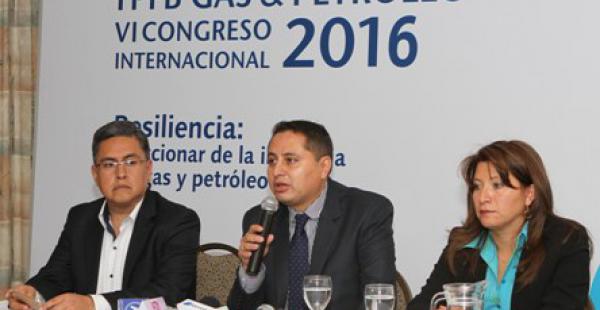 El presidente de YPFB, Guillermo Achá (centro) destacó el evento organiza<do por la estatal petrolera