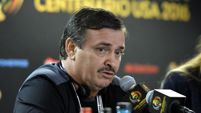 El DT de Costa Rica respondió sin problemas ante las consultas de los medios. Foto: AFP %image_alt%