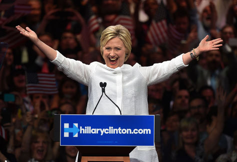 La candidata presidencial demócrata Hillary Clinton celebra en el escenario durante un evento en Brooklyn Navy Yard.