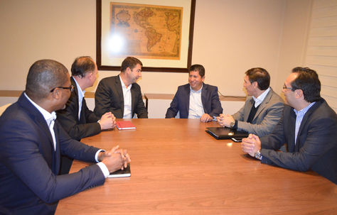 El ministro Luis Sánchez (tercero derecha) y ejecutivos de Shell sostuvieron una reunión la noche del lunes en Santa Cruz