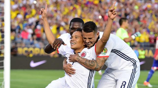 Bacca es felicitado por sus compañeros tras anotar el primer tanto ante Paraguay. Foto. AFP %image_alt%