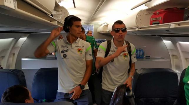 Diego Bejarano y Juan Carlos Arce dentro de la aeronave que los trasladó a Bostón la noche de este martes. Foto. Prensa FBF %image_alt%