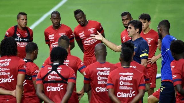 Gustavo Quinteros imparte instrucciones a sus dirigidos en Estados Unidos. Foto. AFP %image_alt%
