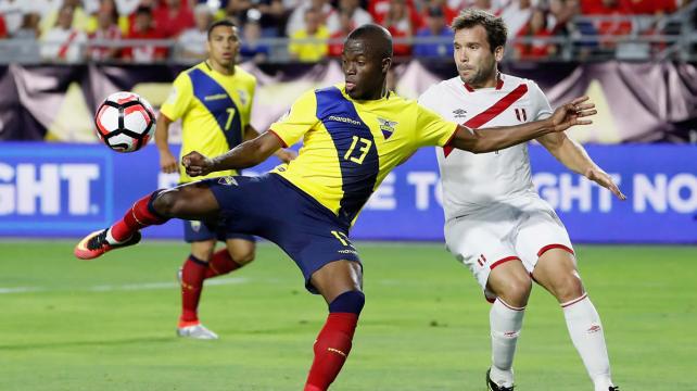 Enner Valencia (13) anotó el primero para Ecuador ante la selección de Perú. Foto. AFP %image_alt%