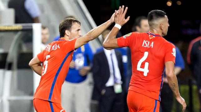 José Pedro Fuenzalida (6) y Mauricio Islas, dos titulares de Chile en el equipo de Juan Antonio Pizzi. Foto. Reuters %image_alt%