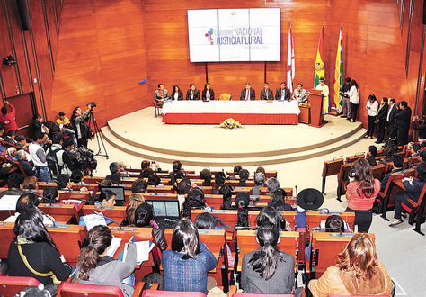 Sucre. Autoridades y delegados judiciales durante la convocatoria a la Cumbre Nacional de Justicia.