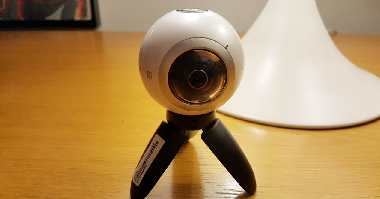 Gear 360 blanca en mesa