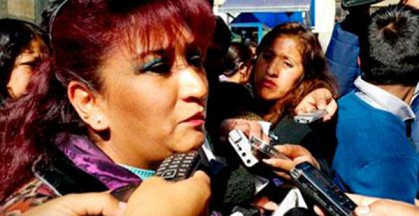 Gabriela Mendoza, esposa de Eduardo León, irá a Sucre para reclamar por él.