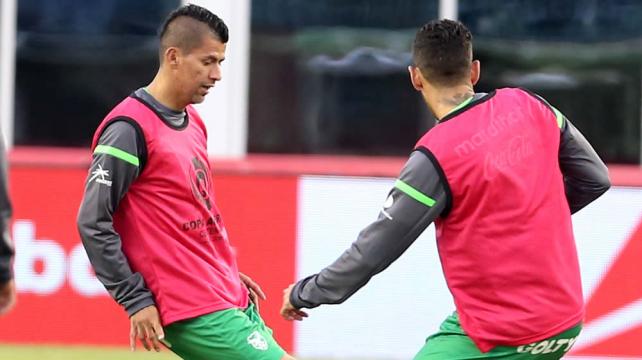 Juan Carlos Arce (izq.) será el capitán de Bolivia ante Venezuela. Foto. Fuad Landívar %image_alt%