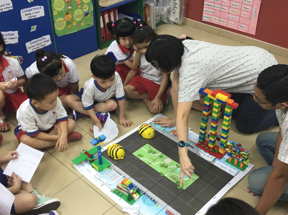 Niños de cuatro años de Singapur juegan con BeeBot, una abeja robot con la que aprenden programación. 
