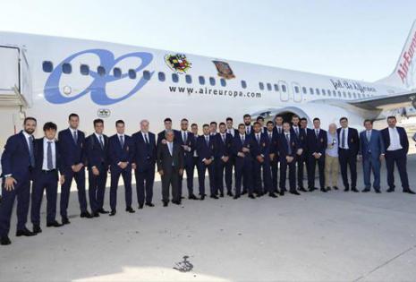 El cuerpo técnico de la selección española posando ante el avión que les ha trasladado a Francia para participar en la Eurocopa 2016. Los jugadores han llevado un traje azul marino, con corbata a juego y camisa blanca, firmado por Emidio Tucci. Clásico y