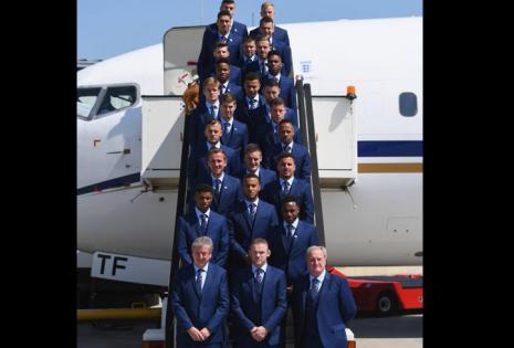 La selección de Inglaterra a su llegada a Francia. Sin duda, el azul es el color de moda para los trajes masculinos.
