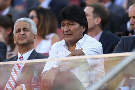El presidente de Bolivia, Evo Morales (c), asiste al juego inaugural de la Copa América centenario entre Colombia y EE.UU.