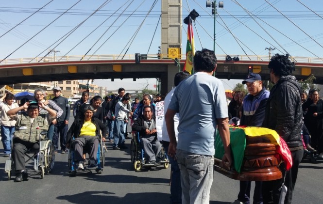 Cívicos alistan marcha tras el entierro de las víctimas de la vigilia de discapacitados