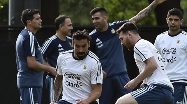 La selección argentina durante una sesión de entrenamiento. Foto: AFP %image_alt%