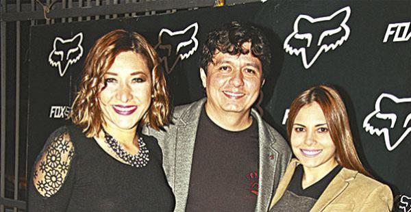 Wendy Ribera, Ronald Montaño y Carmen Montaño, presentando la tarjeta oficial