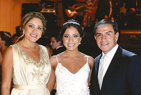 Vicky De Álvarez y Juan Carlos Álvarez flanqueando a su hija María Camila Álvarez