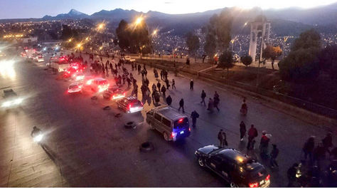 Bloqueo de transportistas bajo el puente de la Ceja de El Alto.