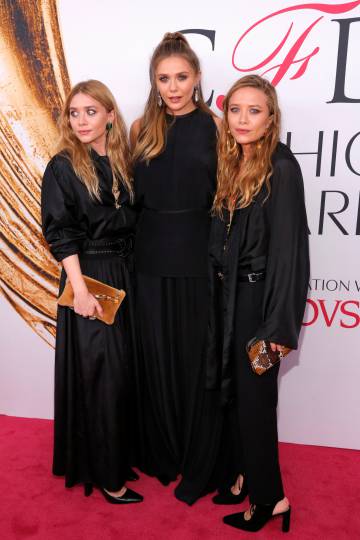 Mary-Kate, en el centro Elizabeth Olsen y, a la derecha, Ashley Olsen el pasado lunes en Nueva York.
