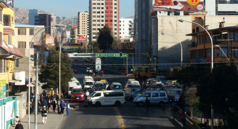 Bloqueos de choferes de transporte público en varias zonas de la urbe paceña y largas filas en todas las estaciones de Mi Teleférico.