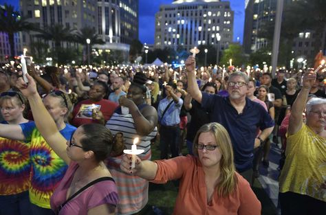  Una multitud participa en una vigilia hoy, lunes 13 de junio de 2016, en homenaje a las víctimas del ataque con arma de fuego en un club LGTBI en Orlando, Fl., a las afueras del bar gay Stonewall Inn en Nueva York (EE.UU). Foto: AFP 