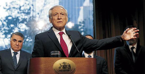 El canciller Heraldo Muñoz lidera la inusual comitiva de Chile que asistirá a la sesión de la OEA