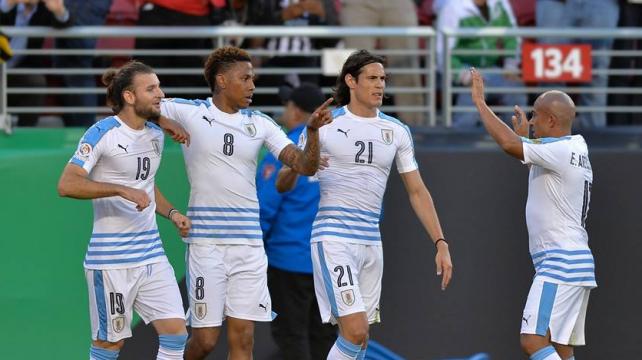 Gastón Silva, Abel Hernández, Edinson Cavani y Egidio Arévalo, celebran el primero gol de Uruguay. Foto Conmebol %image_alt%