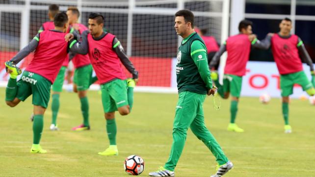 El técnico de la selección nacional quiere seguir al mando, pero la decisión es de la FBF. Foto: Fuad Landívar – Enviado especial %image_alt%