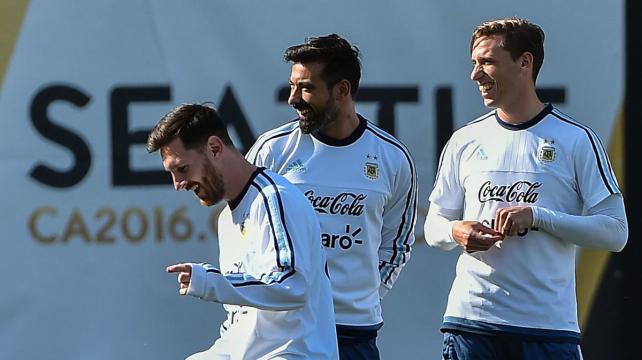 El equipo de Martino debe buscar las tres unidades para terminar arriba la primera fase. Foto: AFP %image_alt%
