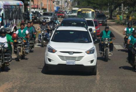 Lo canillitas escoltan en sus motocicletas el cortejo fúnebre de Pedro Rivero Mercado
