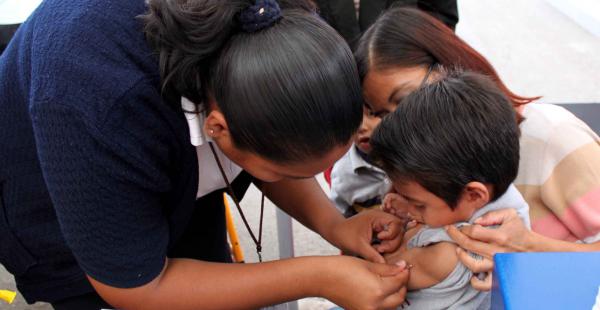 Los niños menores de 5 años y los adultos mayores deben demandan la vacuna