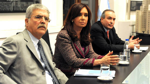 La ex presidenta Cristina Fernández de Kirchner, flanqueada por el ministro de Planificación Federal, Julio de Vido y el secretario de Obras Públicas, José López, en un acto de 2010.