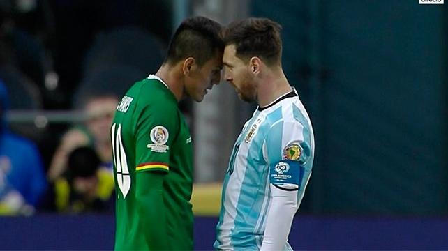 El momento del empellón de Campos a Messi %image_alt%