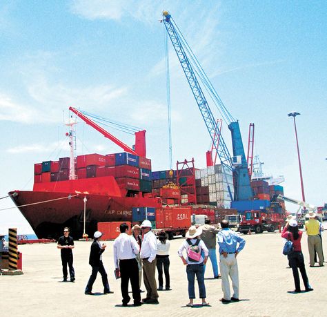 Chile. Descarga de mercadería en el puerto de Arica, desde donde ingresa la mayor parte de las importaciones a territorio boliviano.