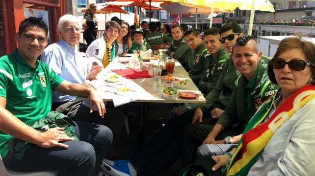 Los jugadores de la selección atendieron la invitación del restaurante boliviano Copacabana en Seattle. Foto. Prensa FBF %image_alt%