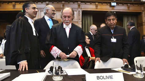 Antonio Remiro Brotons (c) en la CIJ, en las audiencias en 2015 para tratar impugnación de Chile a la jurisdicción de la corte.