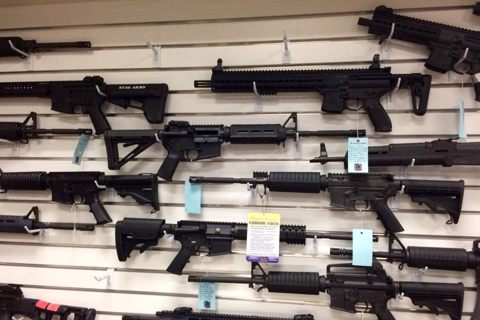 Rifles de estilo militar cuelgan en una pared de la tienda en la que el asesino de Orlando compró sus armas