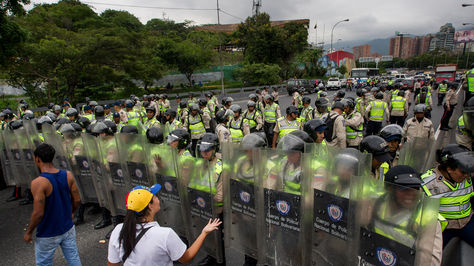 Fuerzas Armadas Bolivarianas de Venezuela (FANB) durante una manifestación en la autopista Francisco Fajardo de Caracas (Venezuela).