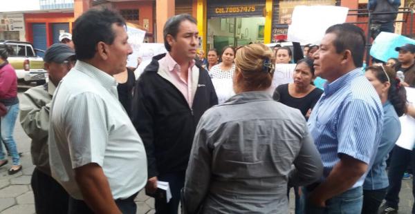 Familiares de la víctima y su abogado Franz Reyes conversaban en las afueras del Comando de la Policía de Montero, antes de que comience la audiencia cautelar