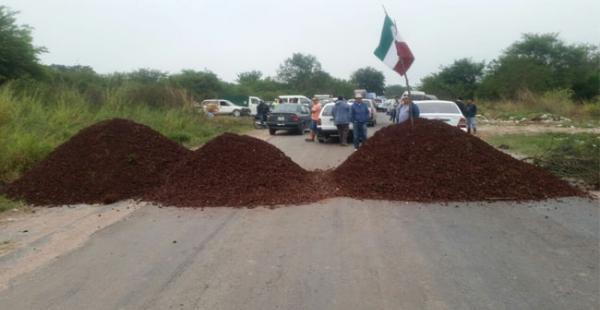 Trabajadores de la ESM bloquean por 24 hora la carretera bioceánica que conecta a Puerto Suárez con Santa Cruz