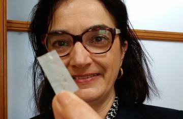 Elvira Fortunato muestra un chip de papel.