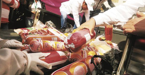 Durante la jornada de ayer se decomisó alrededor de 50 kg de embutidos y 25 bolsas de papas en La Ramada