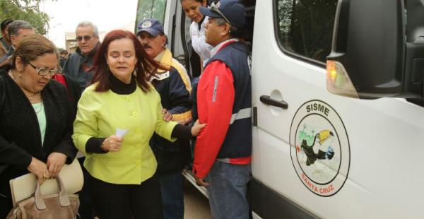 Sandra Velarde es ayudada a abandonar la sesión para ser atendida en una ambulancia del Sisme