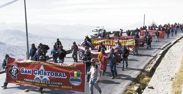 La marcha obrera fue acompañada con cartuchos de dinamita que retumbaron en La Paz