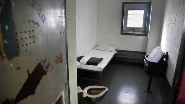 Una celda de aislamiento en el penal de Rikers Island./ AP