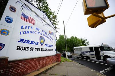 La entrada de la prisión de Rikers Island, en Nueva York. / AFP